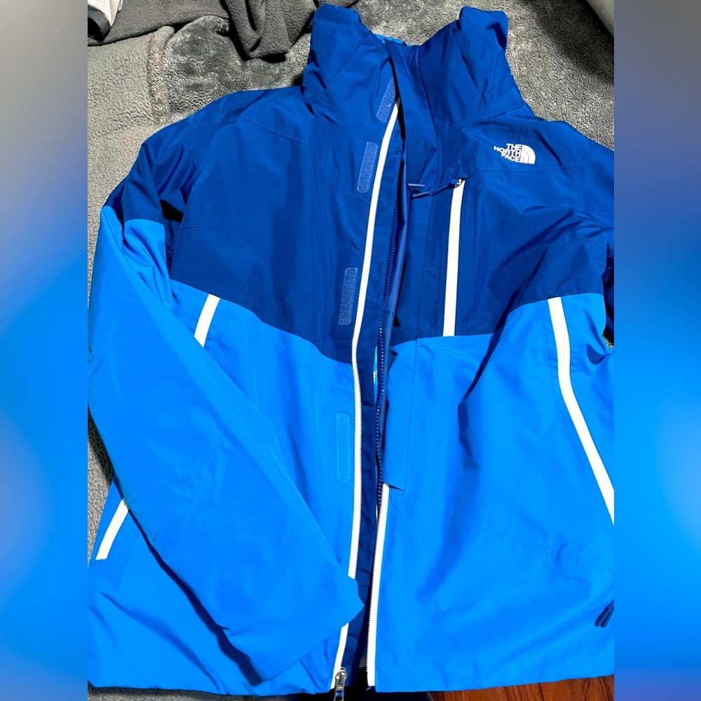 North Face women’s snowboarding jacket. Size Medium. Great condition.